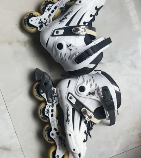 品牌专业轮滑鞋，比赛用轮滑鞋，41码。买来...