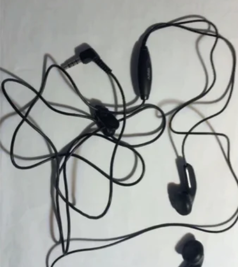 3.5mm圆孔耳机，成色很新，第一个视频是...