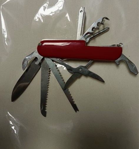 多功能剪刀。外壳有点划痕，便宜处理。 感兴...