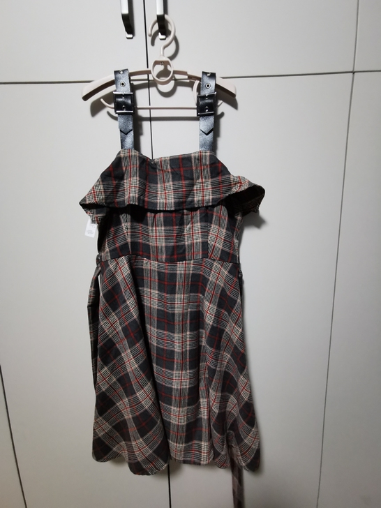 全新蜜糖主义背带裙。