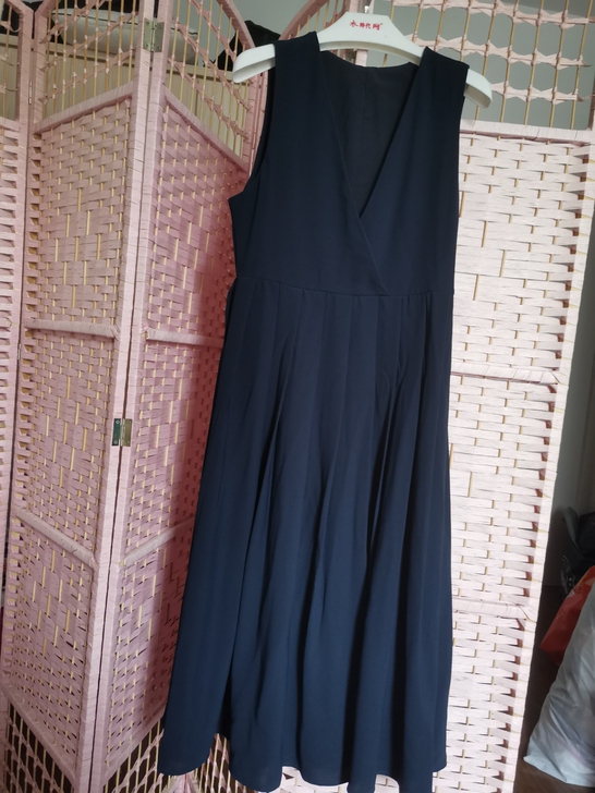 全新背带裙，优惠出售！