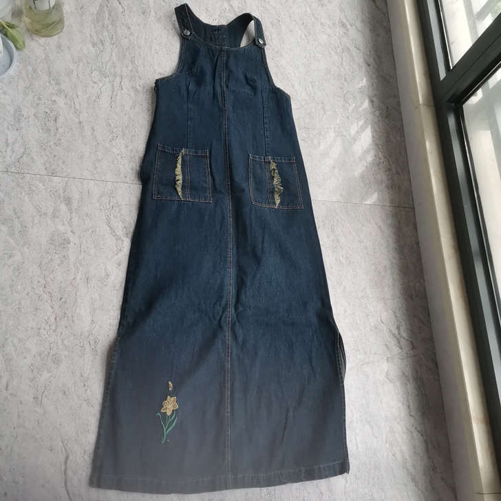 背带裙；牛仔背带裙，两边开叉，今年的流行款...