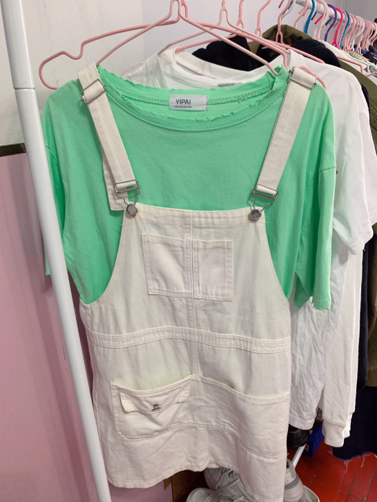 夏日清凉搭配，背带裙加短袖，整套出