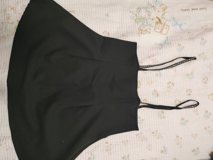 背带裙，短款，做工挺好的。我比较高，穿着短...