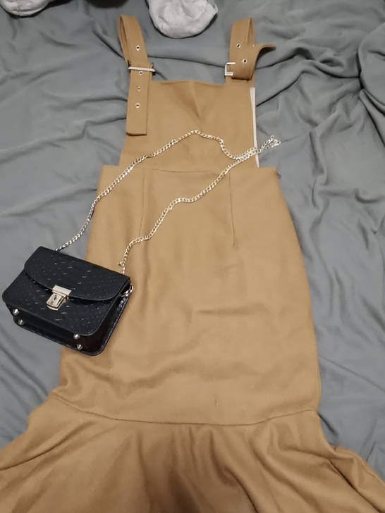 毛呢鱼尾背带裙