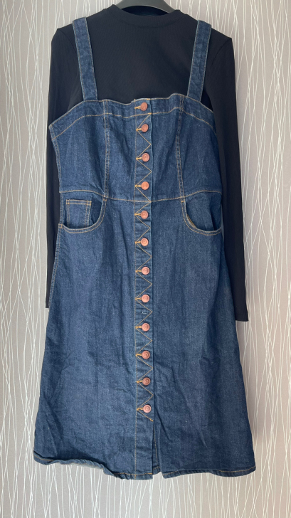 撤店清仓亏本甩卖，两件包邮。牛仔吊带背带裙...