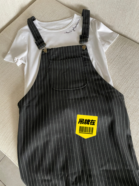 #全新转让#竖条纹背带裙，背后开叉，有两个...