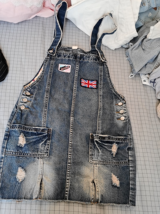 牛仔背带裙，质量超级好，就穿过一两次，