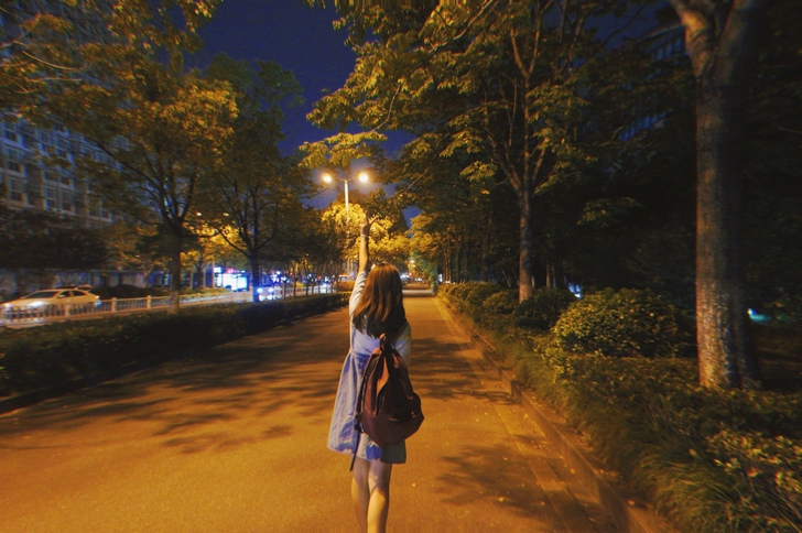 牛仔背带裙，穿一洗一，品牌随便标的