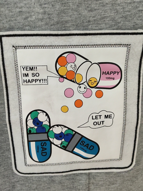 拉夏旗下一款candies连衣裙，背带裙灰色。背后拉链前面带