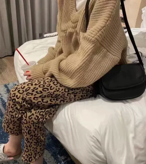 加绒豹纹裤 时尚个性的一款裤子，冬天穿一条...
