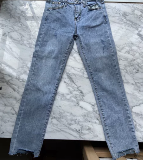 浅蓝色紧身牛仔裤，s码，全新水洗过，实体店...