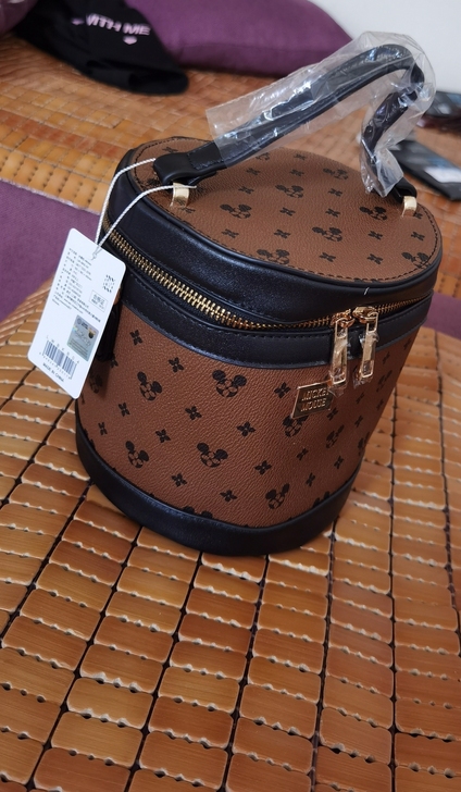 水桶包包，朋友代购，包包太多了准备出掉～时...