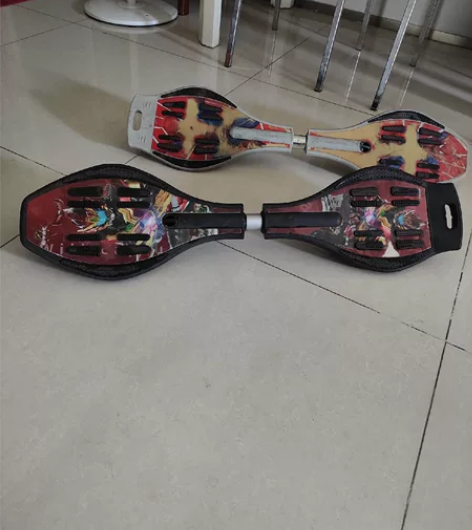 两个蛇形滑板，原价300多，一个九成新，就...