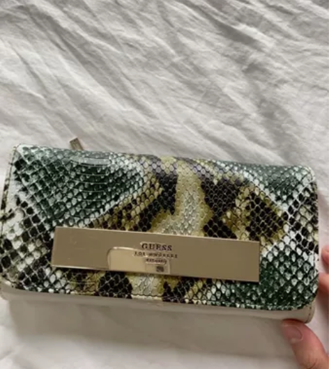 Guess女士长款钱包，鳄鱼皮纹 一直搁置...