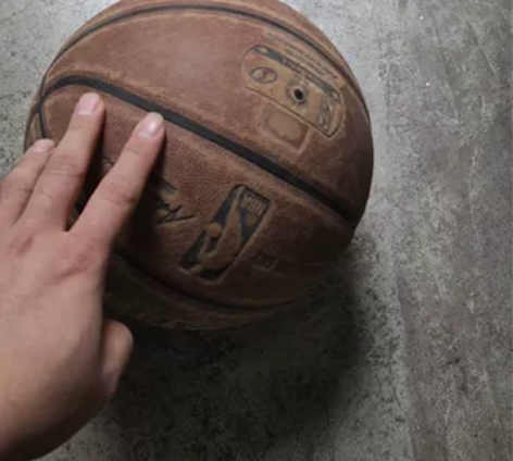 斯伯丁篮球  后面那是新买的，出这个旧的，...