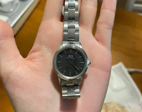 Dw手表,在代购那里买的,本来是朋友托我给...