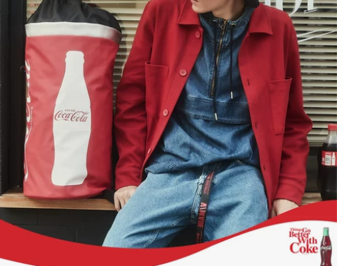 【礼遇价】爱华仕可口可乐联名抽带水桶背包男...