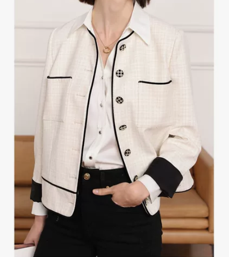 粉慕奢尔香风外套 钻石扣，面料有银色亮丝。...