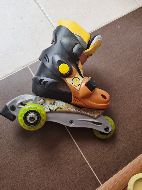 儿童滑轮鞋，三个轮的，如图，新旧九成新，码...