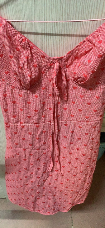 全新连衣裙，未拆吊牌，闲置便宜出。