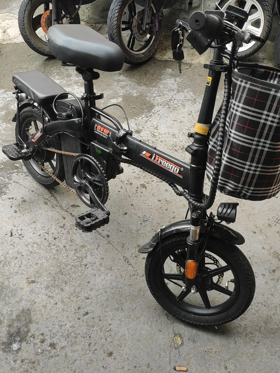 电动可折叠锂电动车，车95新买来才用了一个月