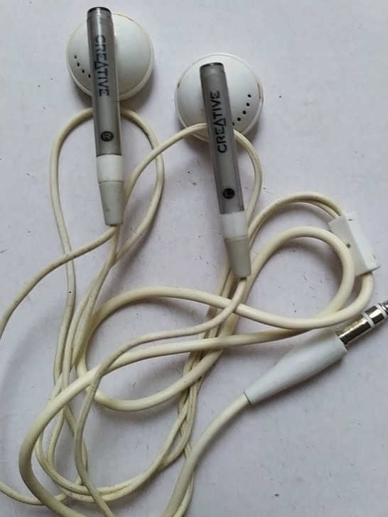 原装创新耳机，音域宽广，立体重音很好，成色...