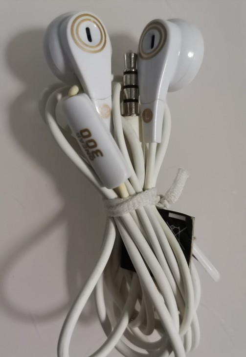 品牌耳机，全部是园头接口，没拆的几个都是买...