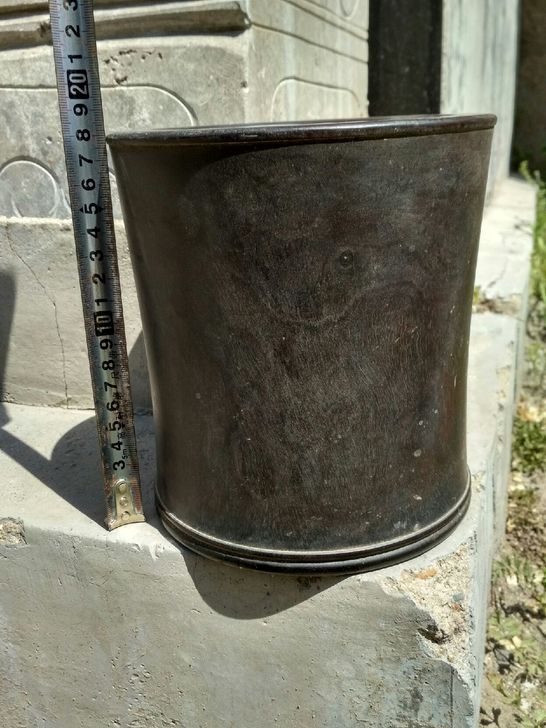 收来老檀木笔筒一个，保存完整，花纹非常漂亮...