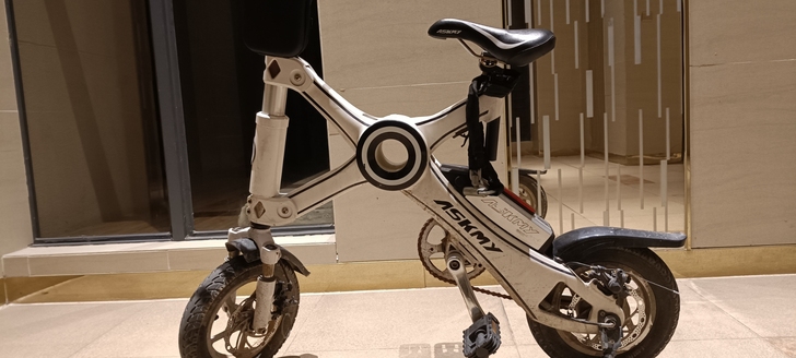 本人因工作原因，急需出售一辆小电动车，价格可商量，可折叠，上