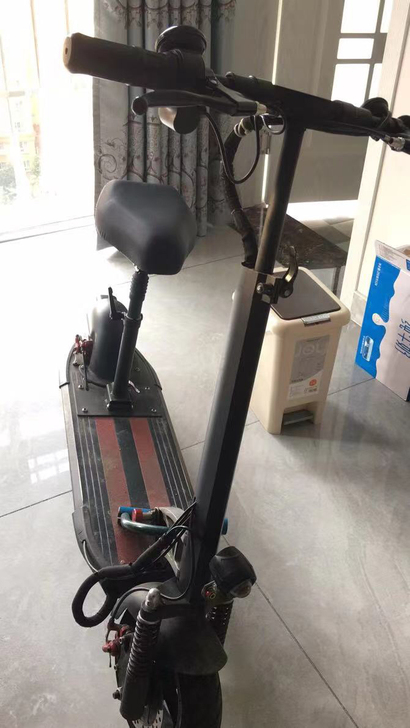 电动滑板车,成色还算可以,无任何故障,总共...