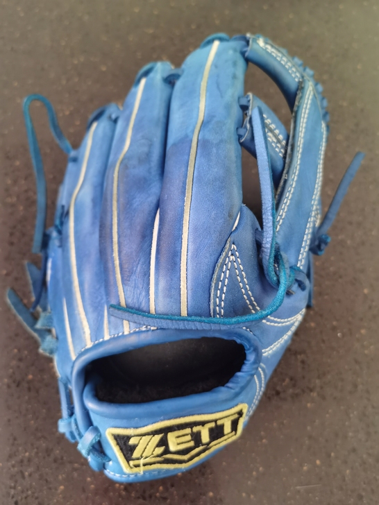 学生纯皮棒球手套，孩子用了几节课低价转卖。