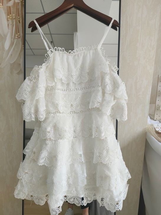 露肩吊带蕾丝连衣裙 ，上身超仙，s码，全新...