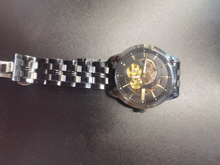 全机械手表，包装盒都在，表带有两根，一根现...