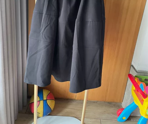 全新黑色长裙花苞裙，均码，腰部是松紧带设计...