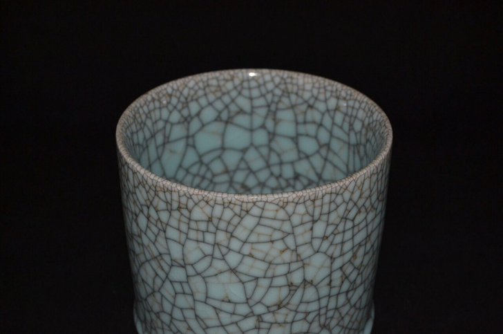 康熙仿哥窑笔筒，高14.7，直径17公分.