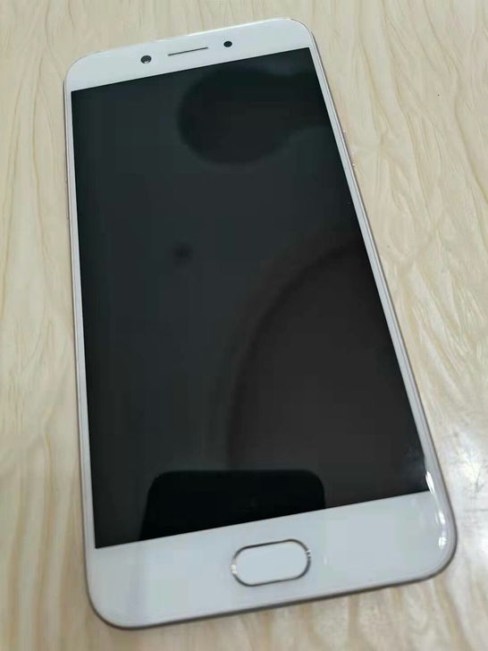 女生自用的oppoA77t手机,换了新出来...