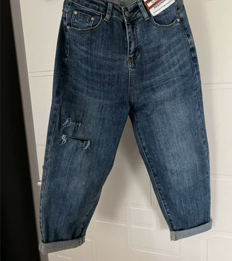 破洞牛仔裤.. 面料有弹力..不硬..能穿...