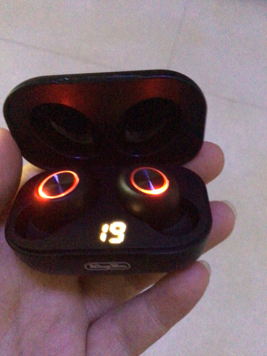 带充电仓的蓝牙耳机，