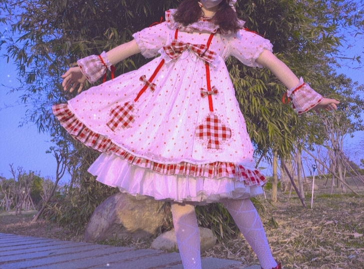 仅外出拍照穿过一次，悠窝窝家的忘记了具体价...