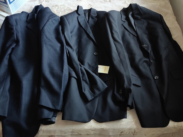 男士西服上衣三件，最右侧穿过一次，剩下的全新