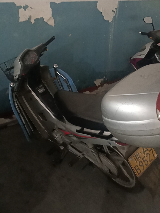 豪爵摩托车，1.7万公里，发动机完好定时换...