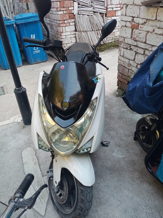 雅马哈林海踏板125摩托车