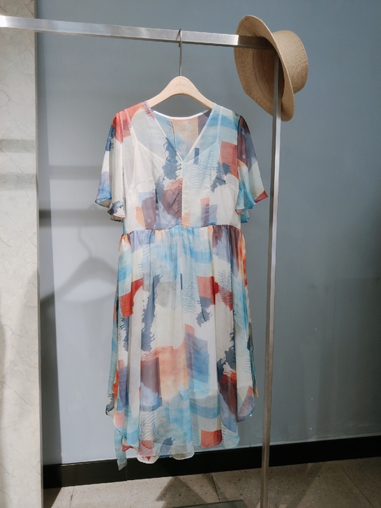 多色块连衣裙  颜色有点波西米亚 上身又很...