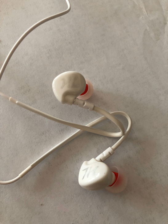 这是一款带记忆功能的软管蓝牙运动型耳机。超...