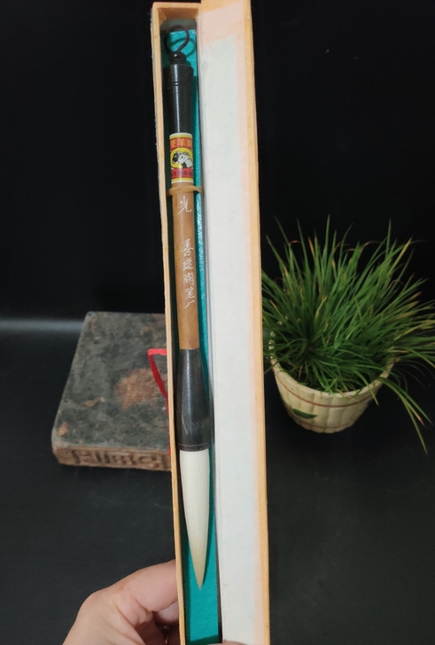 双羊牌特制纯羊毫提笔一支，花竹笔杆，二头牛角