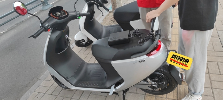 九号E125。50天的准新车。送靠背，脚垫...