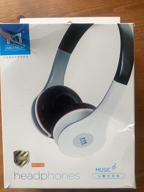 全新头戴耳机，包装盒有点皱，其他完好无损
