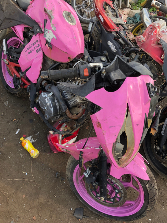 朋友车场拆的摩托车，什么配件都有，小忍者地...