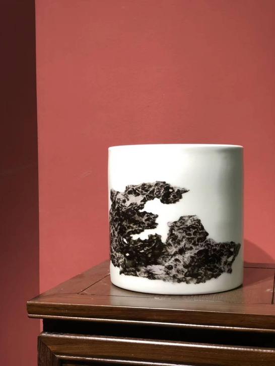 粉彩太湖石大笔筒，苍劲浑然，天成之作，谢良...